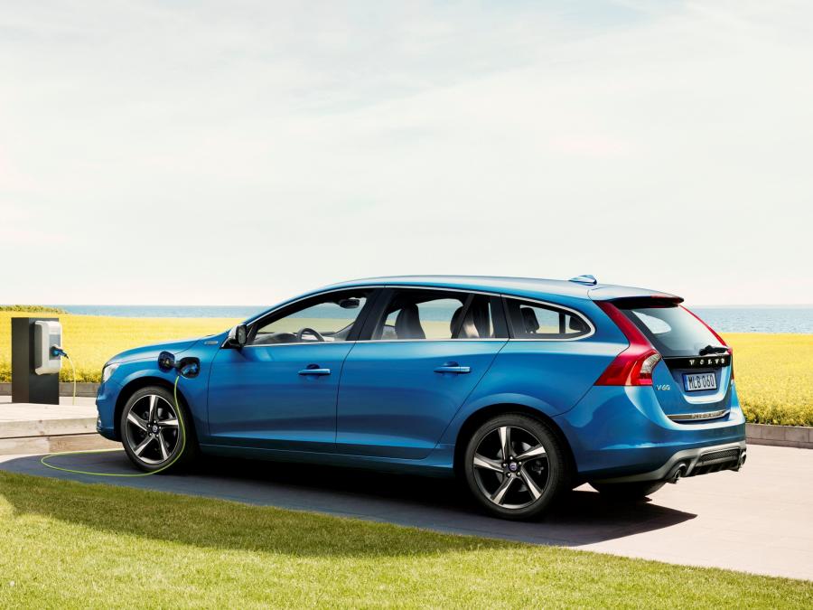  Volvo V60 Plug-In Hybrid R-Design 2014 года  (фото 5 из 15)